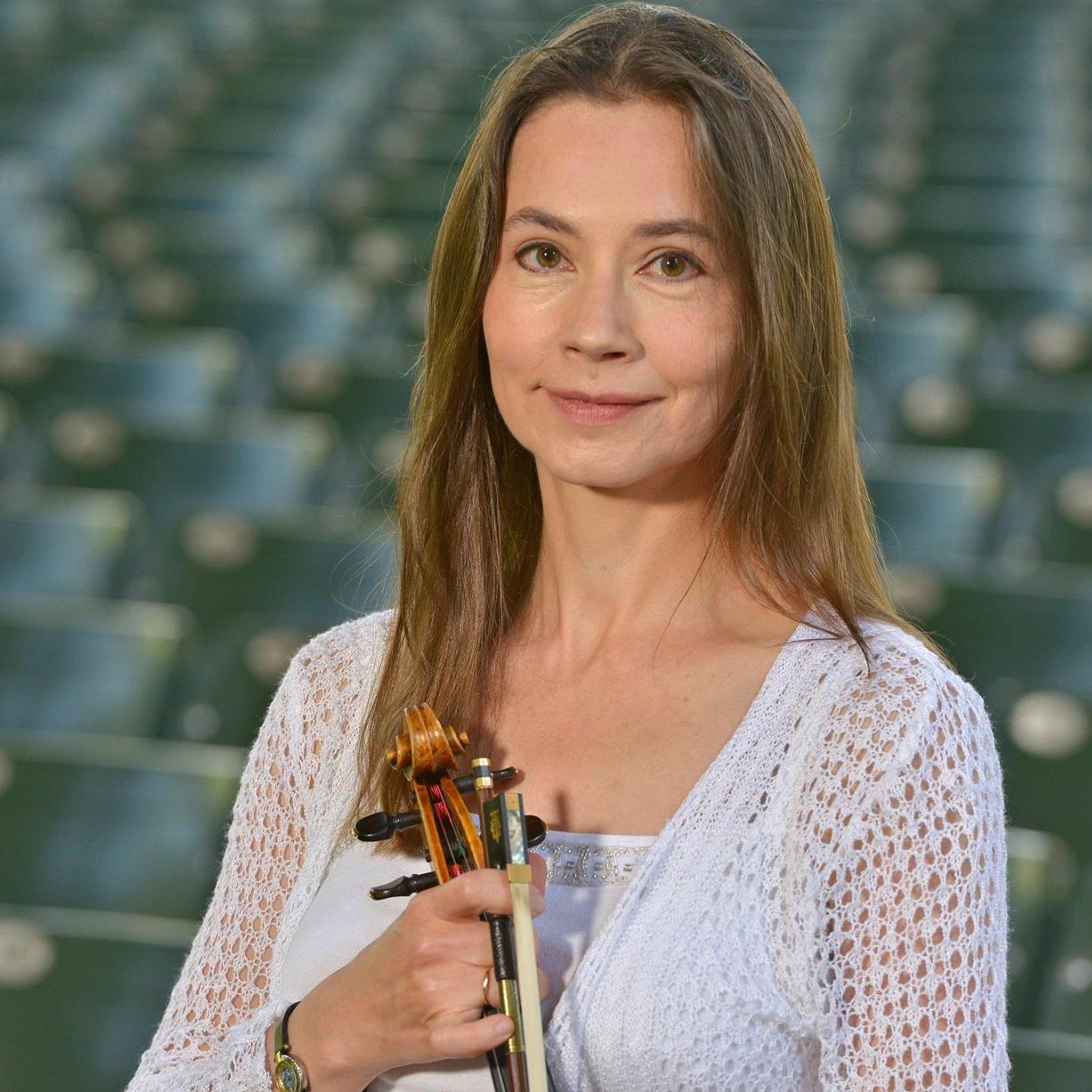 Read more about the article Interview with Elina Kalendarova – Violinist of The Philadelphia Orchestra.